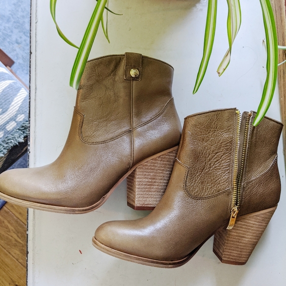 Vince Camuto Shoes - NWOB Vince Camuto size 8.5 Heeled Ankle Booties